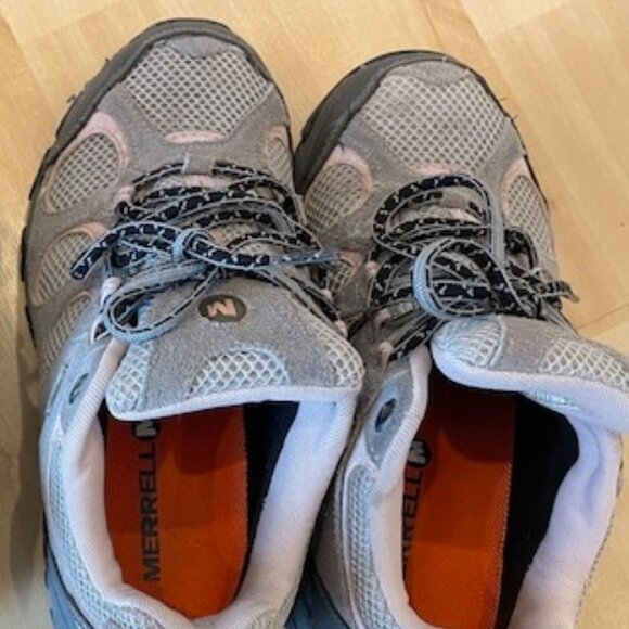 Ladies size 7 Merrill hiking shoes. - Picture 2 of 4